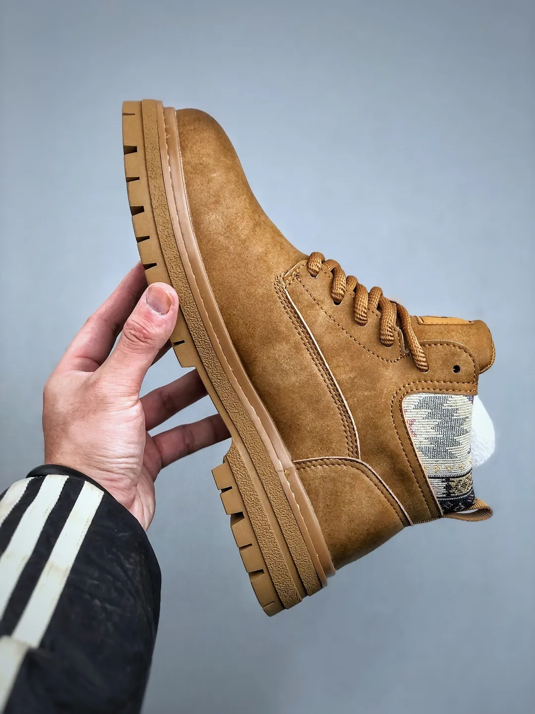 💰520 supports store G Timberland/Timberland classic style 25ss new mid-top classic re-engineering produced by Guangdong factory with new process upgrade autumn and winter new style original box original packaging The fabric is made of hand-grabbed cowhide imported from Italy🇮🇹 with anti-odor and anti-corrosion genuine leather latex insoles to give you a perfect wearing experience quality and durable, a must-have for sportsmen, specializes in not looking handsome, high-quality and first-class foot feel The full set of official website unified packaging, specially designed for cold protection and outdoor use this winter, suitable for daily matching. Size: 39 40 41 42 43 44